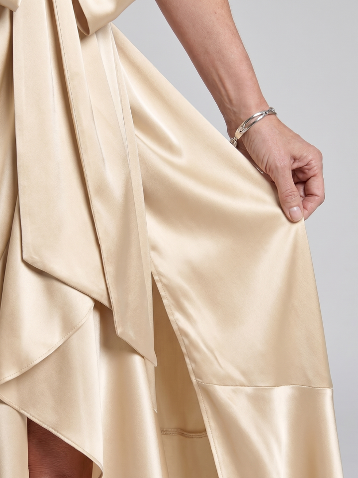 Amélie | Robe midi portefeuille à col halter et ourlet asymétrique
